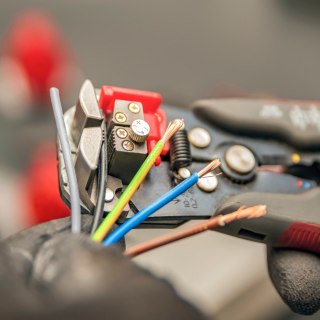 Ściągacz izolacji z zaciskarką do kabli przewodów 0.2-6 mm